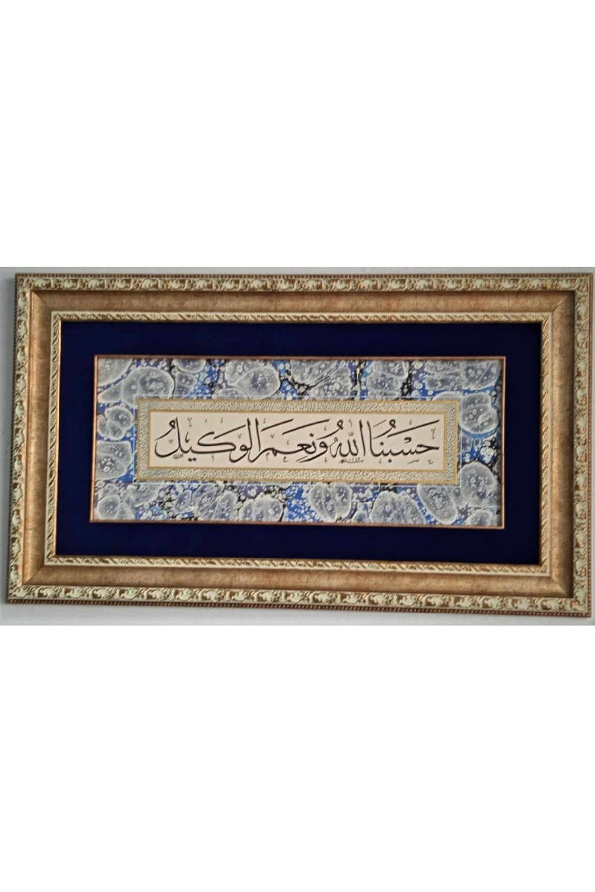 İslami Tablo 48X82 cm Hat Sanatı El Yazması Dekoratif Çerçeveli ”HASBUNALLAHU VE NİMEL VEKİL”