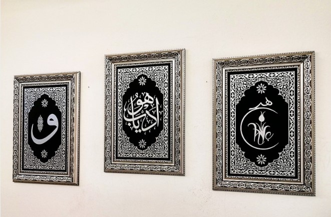 İslami Takım Tablo Naht Sanatı El Yapımı Dekoratif Çerçeveli ’’EDEP YA HU’’,’’HİÇ’’,’’VAV’’ 67X47 cm 3 ADET