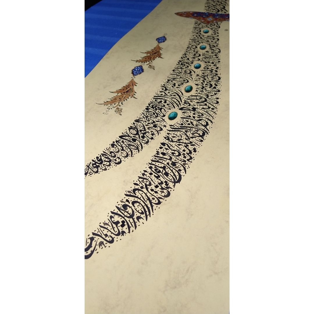 Hüsn-i Hat 100x25 cm Çerçevesiz Kılıç Formunda Fetih Suresi (Zülfikar)