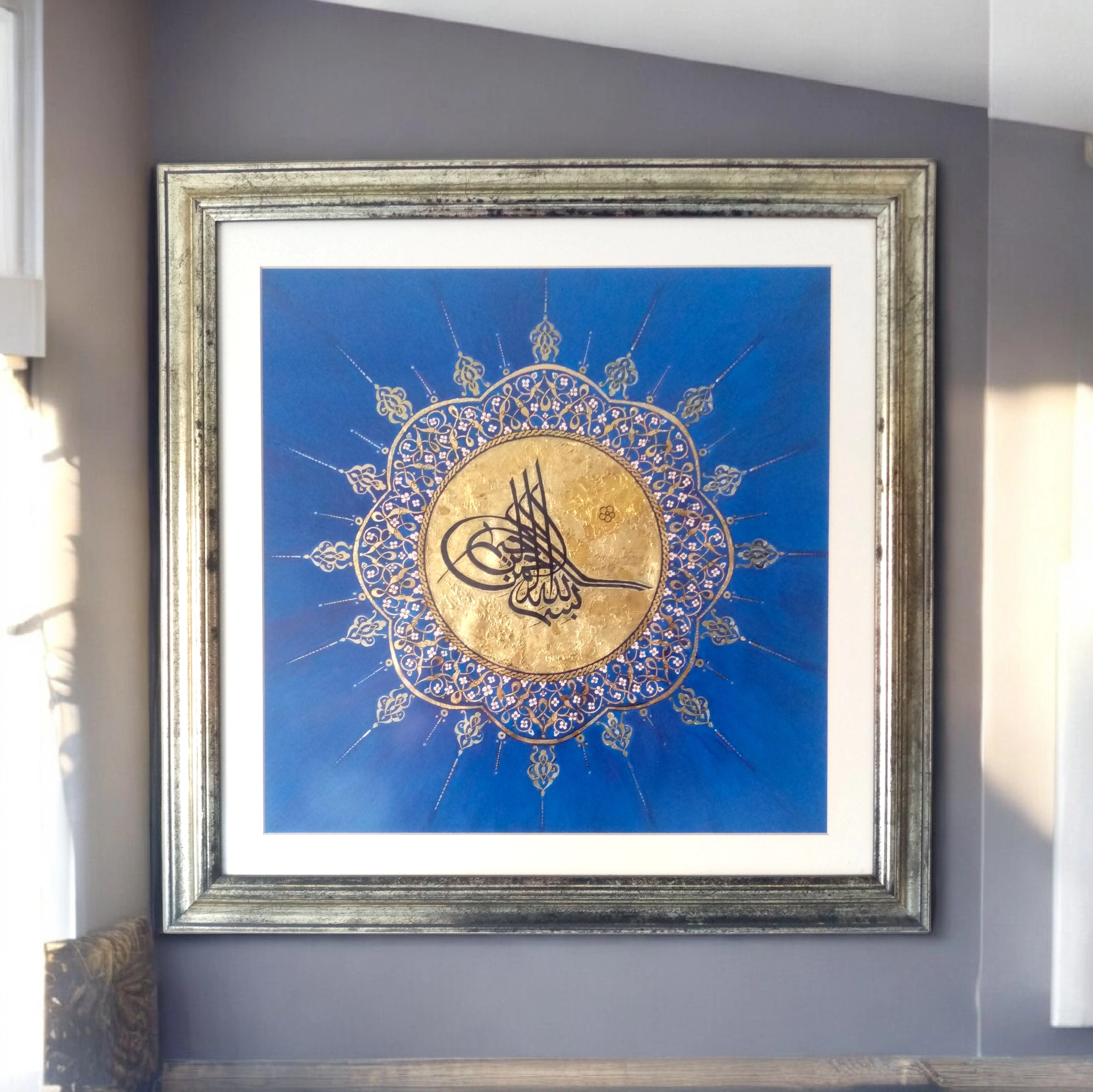 HAT SANATI TUĞRA BESMELE TABLO ALTIN ÜZERİ YAZI VE TEZHİPLİ 55x55 CM